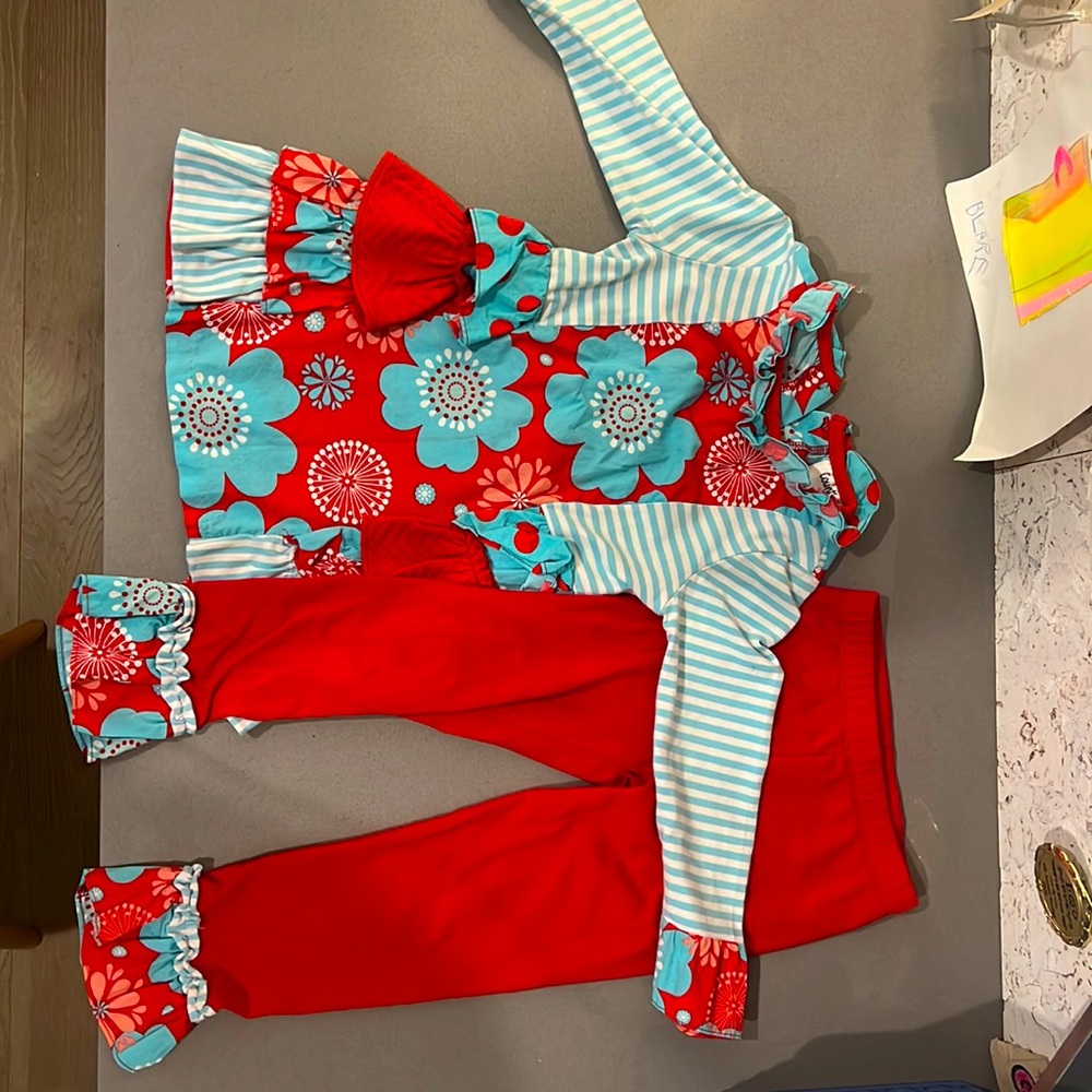 Adorable little girls 2 piece outfit